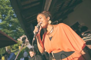 Joy canta canzoni al matrimonio di Cecilia