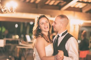 cecilia e giuseppe ballano al matrimonio